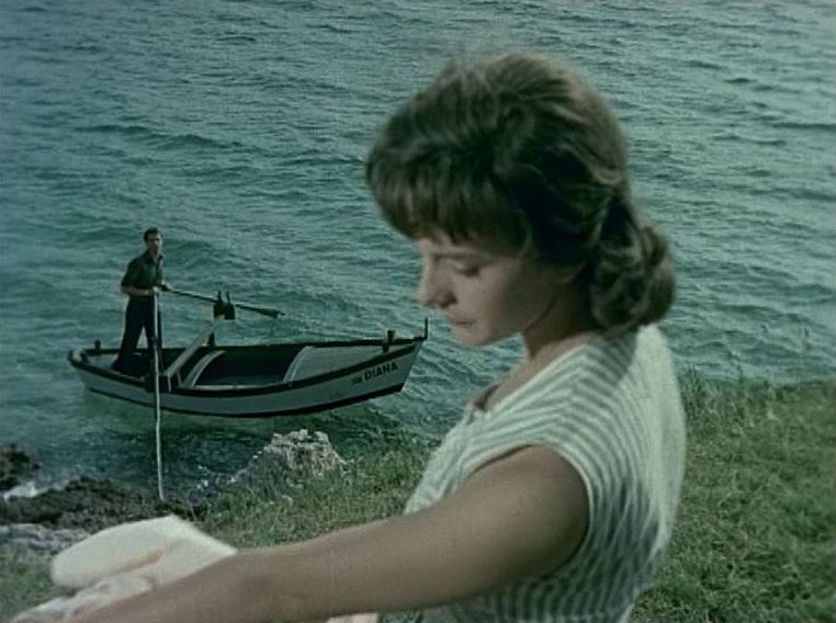 Diana verabschiedet sich. Im Hintergrund ist Renato in seinem Boot zu sehen.