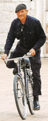 Don Matteo auf seinem Fahrrad