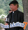 Don Matteo stösst mit einem Glas Wein aus den Staffelstart an
